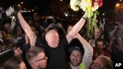 A former opposition presidential candidate Mikola Statkevich (C) meets with supporters at a bus station following his release from a prison, Minsk, Belarus, Aug. 22, 2015.