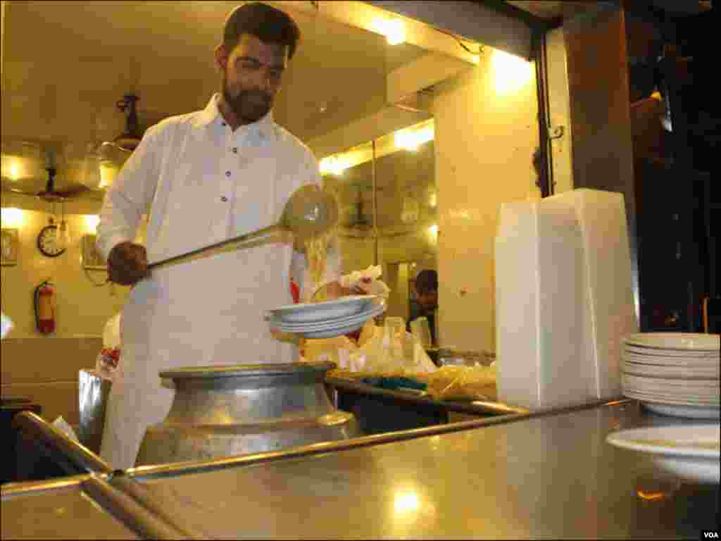 فوڈ اسٹریٹ پر قائم حلیم کی مشہور دکان پر حلیم فروخت کیاجارہاہے