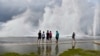 ARCHIVO - Un grupo de cubanos observa las olas que se estrellan contra el Malecón de La Habana mientras el huracán Milton pasa cerca de la costa cubana, el 9 de octubre de 2024. Muchos cubanos se lanzan al mar para intentar llegar a EEUU en peligrosos viajes.