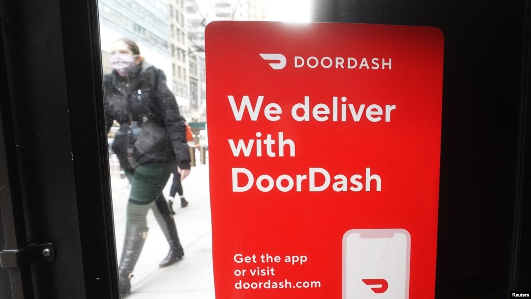 Logo DoorDash di depan sebuah restoran di kawasan Manhattan, New York, AS, 9 Desember 2020. (REUTERS/Carlo Allegri)