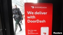 Logo DoorDash di depan sebuah restoran di kawasan Manhattan, New York, AS, 9 Desember 2020. (REUTERS/Carlo Allegri)