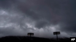 Awan badai melayang di atas Stadion Bisbol Fukushima Azuma pada Olimpiade Musim Panas 2020, Selasa, 27 Juli 2021, di Fukushima, Jepang. Jepang membuka turnamen bisbol Olimpiade melawan Republik Dominika. (Foto: AP/Jae C.Hong)