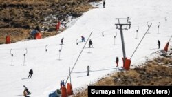 Orang-orang bermain ski di Kapoko Snow Park di Afriski Mountain Resort di Butha Buthe, Lesotho, 31 Juli 2021. (Foto: REUTERS/Sumaya Hisham)