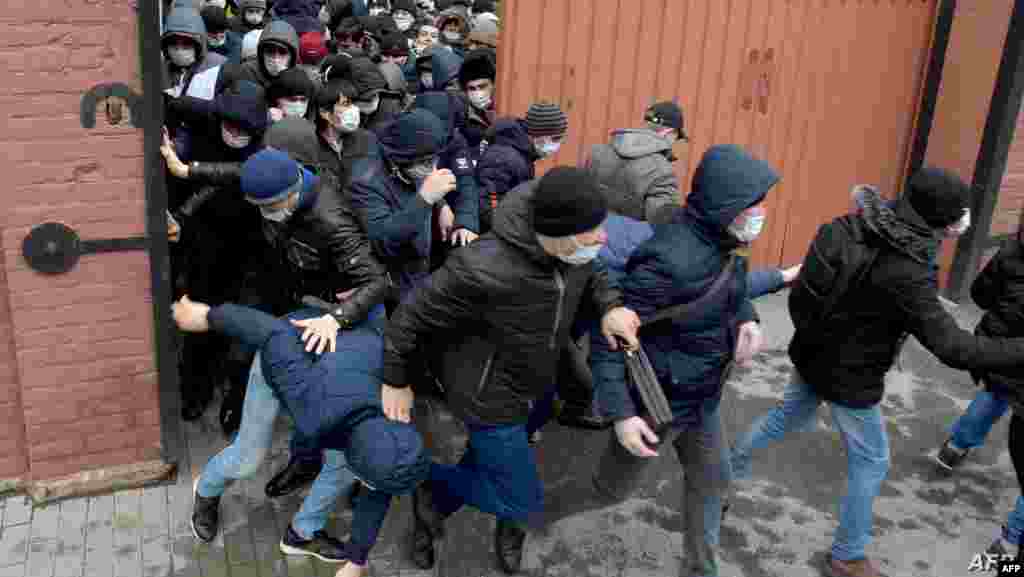 러시아 상트페테부르크의 이주 센터에서 마스크를 착용한 이주민들이 러시아 정부가 발급하는 노동허가증을 받기 위해 앞다투어 가고 있다. 