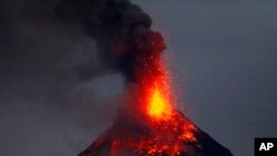 Gunung berapi Mayon menyemburkan lahar panas, terlihat dari kota Legazpi, provinsi Albay, sekitar 340 kilometer tenggara Manila, Filipina, Selasa, 23 Januari 2018.