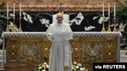2021년 4월 4일 성베드로 성당에서 부활절 메시지를 발표하는 프란치스코 교황 (자료사진)