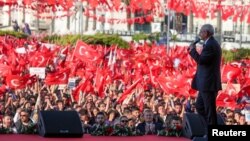 کمال قلیچداراوغلو رقیب عمده‌ای رجب طیب اردوغان، رییس جمهور ترکیه، در انتخابات ریاست جمهوری و پارلمانی ۱۴ می