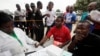 Seorang dokter tampak mengambil sampel darah dari atlet sebagai bagian dari tes HIV/AIDS dalam Festival Olahraga di Lagos, Nigeria, pada 1 Desember 2012. (Foto: AP/Sunday Alamba)