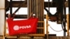 Trabajadores petroleros de Venezuela sostienen una bandera con el logo de PDVSA en una instalación de la Faja del Orinoco, en Anzoátegui, el 16 de abril de 2025. (ARCHIVO: REUTERS)