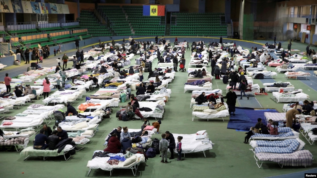Para pengungsi asal Ukraina yang meninggalkan negaranya akibat invasi Rusia beristirahat di tempat penampungan pengungsi sementara di sebuah stadion atletik di Chisinau, Moldova, pada 4 Maret 2022. (Foto: Reuters/Vladislav Culiomza)