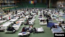 Para pengungsi asal Ukraina yang meninggalkan negaranya akibat invasi Rusia beristirahat di tempat penampungan pengungsi sementara di sebuah stadion atletik di Chisinau, Moldova, pada 4 Maret 2022. (Foto: Reuters/Vladislav Culiomza)