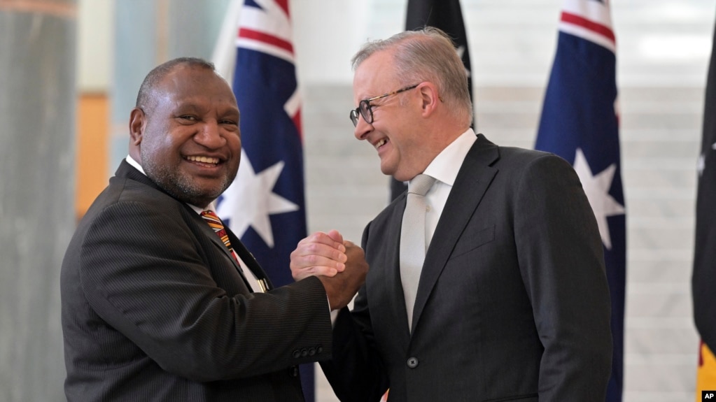 巴布亚新几内亚总理詹姆斯·马拉佩(James Marape)2024年2月8日在澳大利亚国会与总理安东尼·阿尔巴尼斯(Anthony Albanese)会面。（美联社）(photo:VOA)