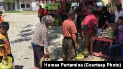 Warga menunggu giliran untuk membeli gas LPG dalam operasi pasar yang digelar Pertamina di 23 titik di Palu, Sigi dan Donggala, Senin, 8 Oktober 2018. (Foto: Humas Pertamina)