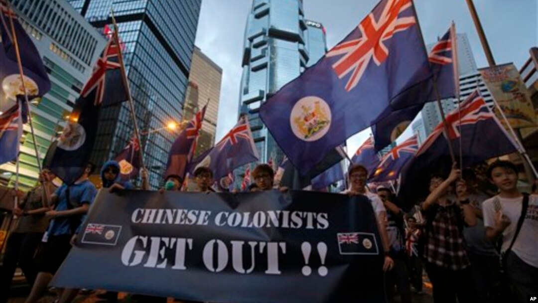 Para aktivis pro-demokrasi Hong Kong melakukan unjuk rasa menuntut mundurnya pemimpin pro-Beijing (foto: dok). Warga Hong Kong mengecam Beijing yang terus merongrong otonomi politik di sana. 