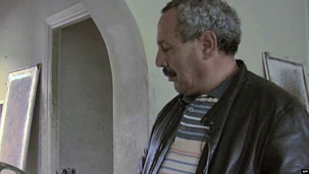 Một người dân Tunisia xem các đồ đạc trong ngôi biệt thự đồ sộ của họ hàng ông Ben Ali