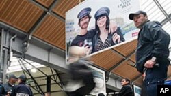 French policemen patrol in the Saint-Lazare railway station in Paris as people come back after having been evacuated for a false bomb alert, 27 Sep 2010