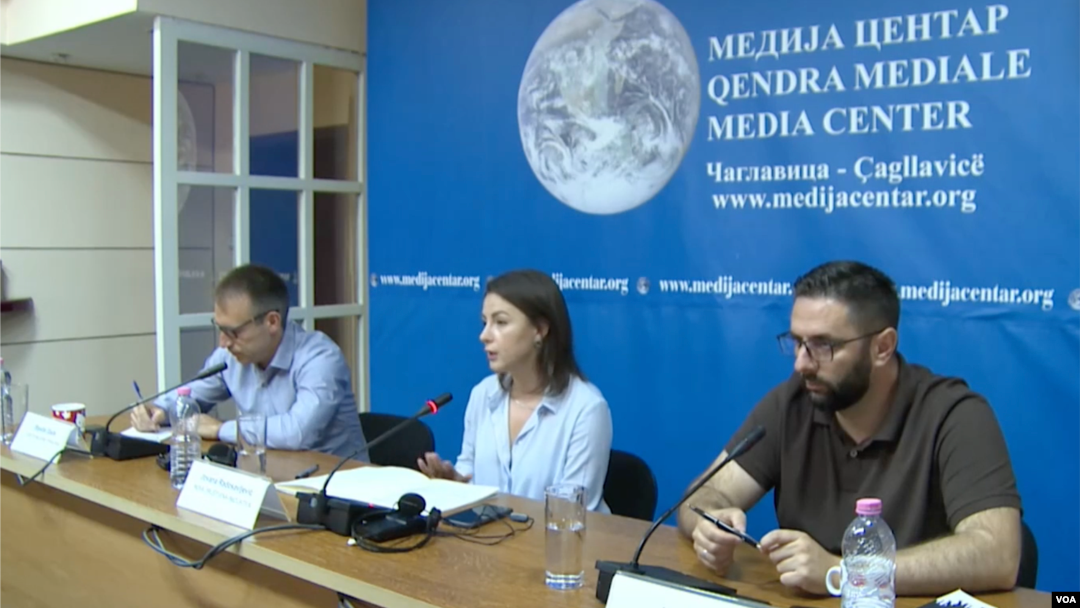 Špetim Gaši iz Saveta za inkluzivno upravljanje, Jovana Radosavljević (Nova društvena inicijativa) i direktor Komunikacije za razvoj društva Ivan Nikolić (s leva) na konferenciji za novinare u Medija centru u Čaglavici (Foto: VOA)