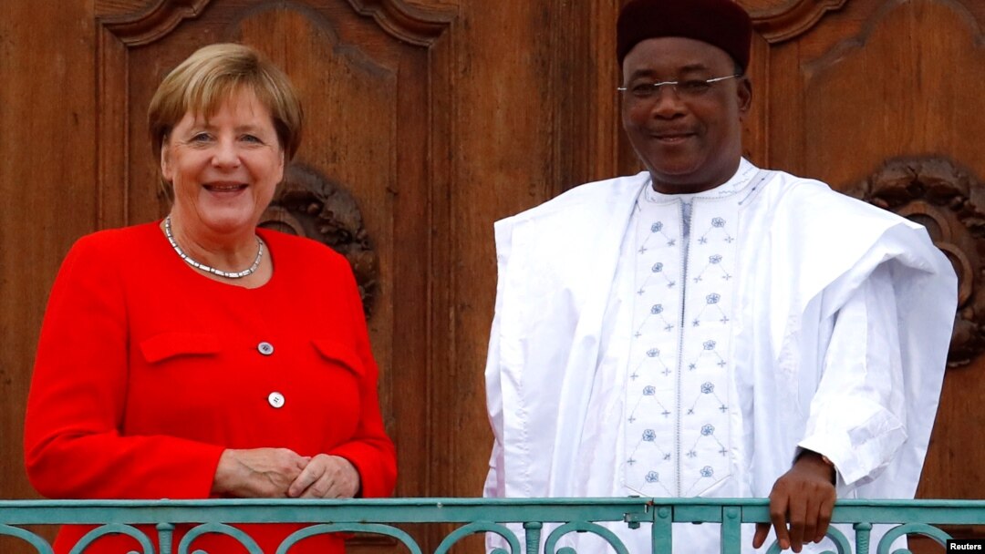 German Chancellor Angela Merkel welcomes Niger's President Mahamadou Issoufou at the German government guest house Meseberg Palace in Meseberg, Germany, Aug. 15, 2018.