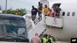 Inmigrantes haitianos que fueron deportados desde EE. UU. el 19 de septiembre de 2021 llegan al Aeropuero Internacional Toussaint Louverture en Puerto Príncipe, la capital de Haití.