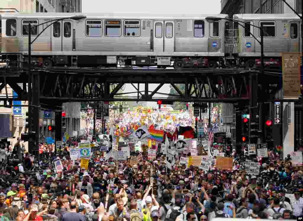 Demonstrators flow out of Grant Park in Chicago during this weekend's NATO summit Sunday, May 20, 2012 in Chicago. (AP)