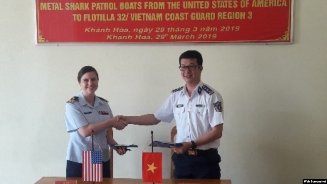 Thượng tá Nguyễn Minh Khánh và Thiếu tá Kristen Byers bắt tay tại lễ bàn giao 6 xuồng Metal Shark và phụ tùng trị giá 12 triệu đô la Mỹ. Photo US Embassy Hanoi/Dan Viet.