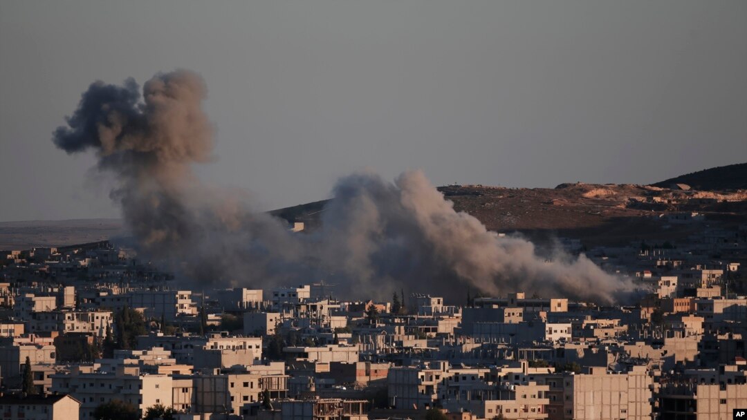 Serangan udara AS atas posisi militan ISIS di Kobani, Suriah (foto: dok). Koalisi pimpinan AS menerjunkan bantuan militer ke Kobani bagi pejuang Kurdi di sana.