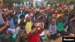 Ratusan migran pencari suaka di Australia melakukan unjuk rasa menolak meninggalkan kamp migran yang dikelola Australia di Pulau Manus, Papua Nugini, Selasa (31/10). 