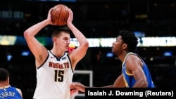 Nikola Jokic, pivot des Denver Nuggets et Damian Jones des Golden State Warriors, Denver, Colorado, le 21 octobre 2018. 