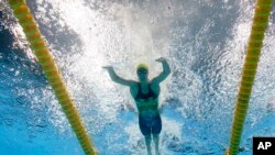 মহিলা বিভাগের ৫০ মিটার ফ্রি স্টাইল সাঁতারে সোনা জিতেছেন অস্ট্রেলিয়ান এমা ম্যাককিওন। ফাইল ফটো - এপি 