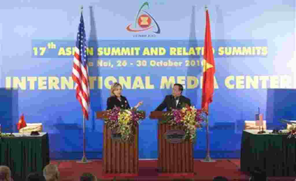 U.S. Secretary of State Hillary Rodham Clinton gestures during a news conference with Vietnamese Foreign Minister Pham Gia Khiem at the ASEAN summit in Hanoi, 30 Oct 2010