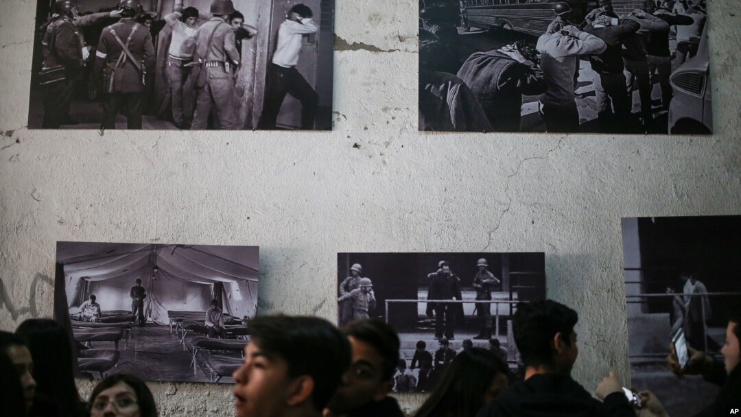 Siswa-siswa sekolah menengah mengunjungi pameran foto memperingati 43 tahun kudeta berdarah 11 September 1973 yang mendorong Jenderal Augusto Pinochet ke tampuk pimpinan Chile. Semasa kepemimpinannya, 40.018 orang dibunuh, disiksa atau dipenjarakan karena alasan politik.