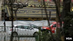 Paris'teki eşgüdümlü saldırılarda en çok kaybın yaşandığı Bataclan Cafe'nin girişi, soruşturmayı yürüten polis tarafından perdelenmiş durumda.