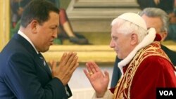 Chávez y Benedicto se encontraron en 2006. Ahora el mandatario venezolano está en lista negra de libertad de religión.