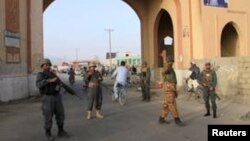 د افغان چارواکو ترمخه، مشکوک طالب حمله کونکي غلا شوی هموي موټر چې په چاودیدونکو موادو بار و د غزني مرکز کې یو امنیتي انگڼ په لوري روان و چې پولیس پرې راکټې وچلولې