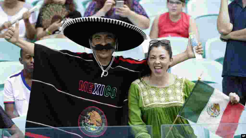 Aficionados mexicanos celebran el triunfo de su selección masculina sobre Fiji, a la que derrotó 5-1,