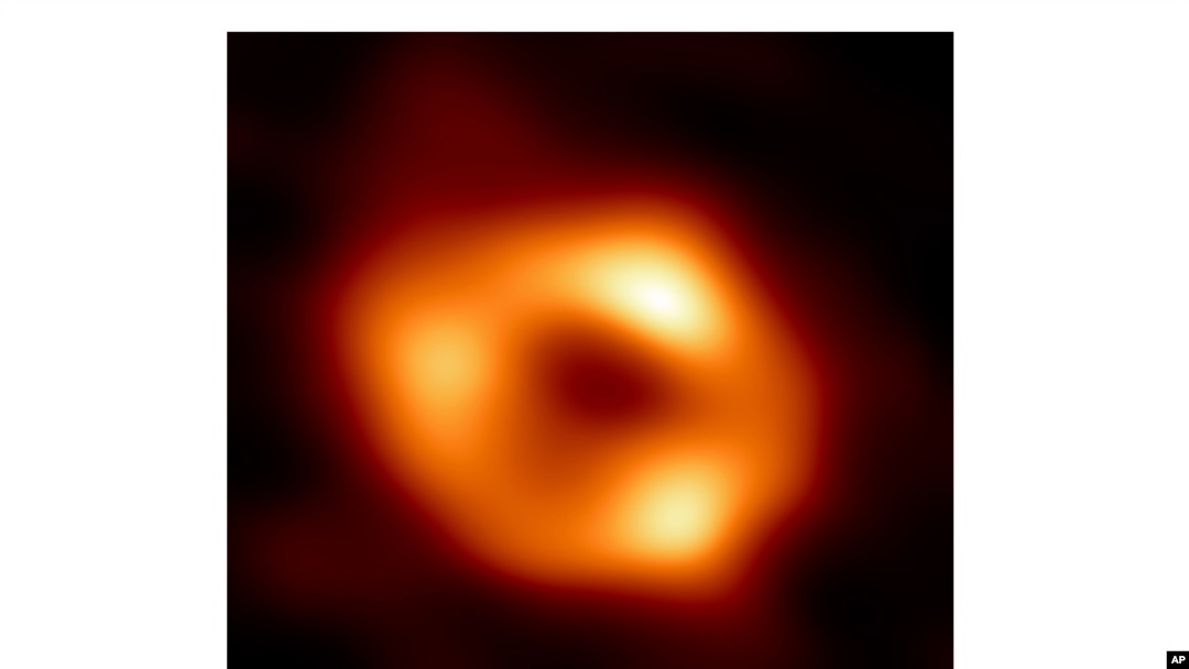 ARCHIVO - En esta imagen, publicada por Event Horizon Telescope Collaboration el 12 de mayo de 2022, se muestra un agujero negro en el centro de la Vía Láctea. Este agujero negro se conoce como Sagitario A*, cerca del límite de las constelaciones de Sagitario y Escorpión.