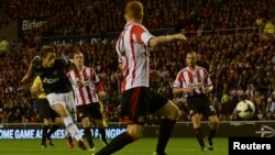 Adnan Januzaj (kiri) dari Manchester United mencetak gol ke gawang Sunderland dalam pertandingan Liga Premier Inggris di Sunderland, Inggris utara (5/10). (Reuters/Nigel Roddis)