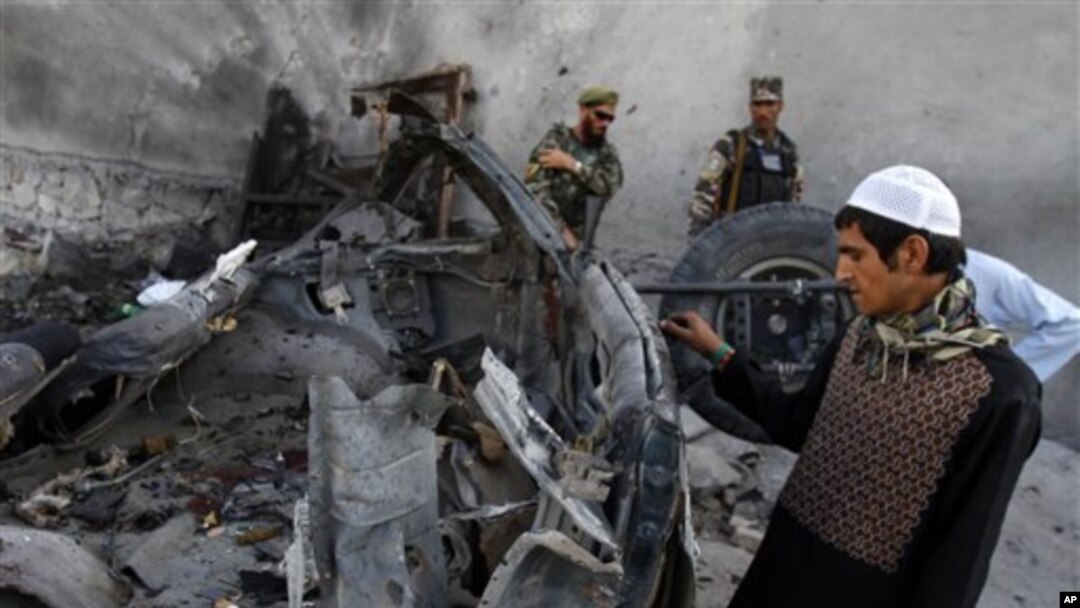 Seorang warga Afghanistan memeriksa bekas bom bunuh diri di dekat bandara Jalalabad, Afghanistan (15/4). Pihak berwenang Afghanistan baru-baru ini menangkap lima militan pembawa 10 ton bahan peledak yang disembunyikan di bawah tumpukan kentang.