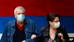 Arhiva - Par hoda ulicom noseći maske kao deo zaštite od koronavirusa tokom epidemije, u Beogradu, Srbija, 19. oktobra 2020. (Foto: AP, Darko Vojinović)