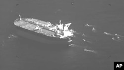 تصویر برگفته از ویدئوی منتشر شده توسط نیروی دریایی ایالات متحده نشان می‌دهد که نفتکش نیووی با پرچم پاناما توسط قایق‌های تندروی سپاه پاسداران ایران در تنگه هرمز محاصره شده است - چهارشنبه ۳ مه ۲۰۲۳ (۱۳ اردیبهشت ۱۴۰۲)