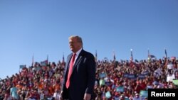 Presiden Donald Trump berkampanye di Bandara Phoenix Goodyear, Arizona, Rabu, 28 Oktober 2020. (Foto: Reuters)