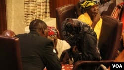 Amina Ali, première "rescapée de Chibok" à la villa présidentielle à Abuja, au Nigeria, le 19 mai 2016. (C. Stein / VOA)