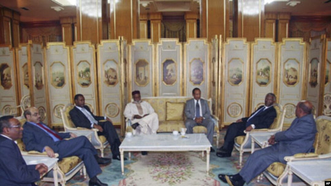 Sudan's President Omar Hassan al-Bashir (R) speaks with African leaders during the Africa Panel high-level talks in Addis Ababa, June 12, 2011