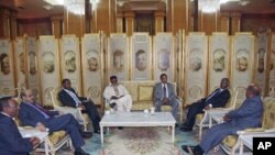 Sudan's President Omar Hassan al-Bashir (R) speaks with African leaders during the Africa Panel high-level talks in Addis Ababa, June 12, 2011