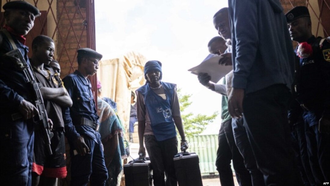 Empregados da Comissão Eleitoral Nacional Independente (CENI) descarregam um camião com material de voto em Bukavu, 28 dezembro 2018.
