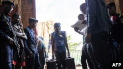 Empregados da Comissão Eleitoral Nacional Independente (CENI) descarregam um camião com material de voto em Bukavu, 28 dezembro 2018.