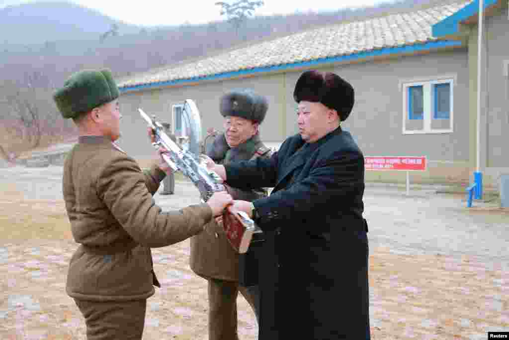 김정은 북한 국무위원장이 조선인민군 제233군부대직속 군부대를 시찰했다고 19일 조선중앙통신이 보도했다.