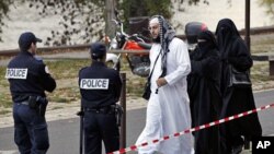 在欧洲的一些穆斯林因为包着头巾而被警察检查（2011年11月21号资料照）