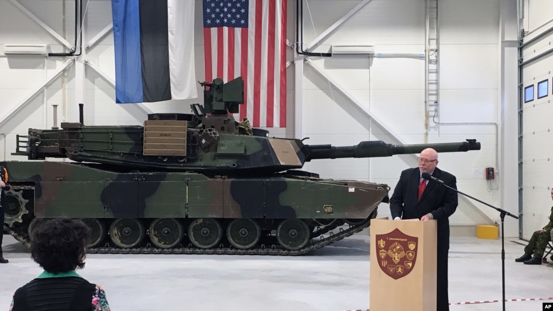 Duta Besar AS untuk Estonia James D. Melville Jr. berpidato di depan tank militer AS, dalam upacara serah terima pangkalan militer yang diperbaiki di Tapa, Estonia (15/12). (AP/Vitnija Saldava)