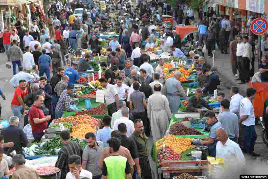 ئێوارانی مانگی ڕەمەزان خەڵكی بۆ كڕینی پێداویستی ڕوو لە بازاڕی هەڵەبجە دەكەن، پـێنجشەممە 23 ی مانگی پـێنجی 2019